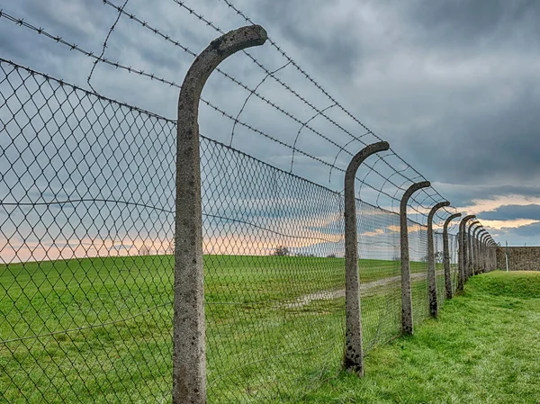 奥地利马苏森 2022年12月4日 一个电气化的围栏将奥地利莫特豪森集中营的营区与农村隔开 — 图库照片