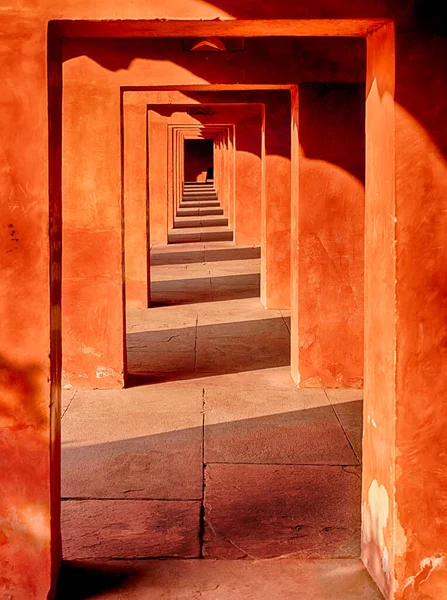 Korridor Röd Sandsten Eftermiddagsljus Belyser Växlande Band Ljus Och Skugga — Stockfoto