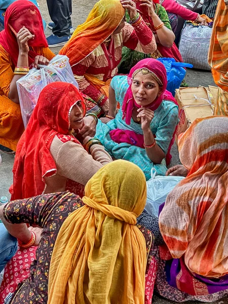 Jodhpur India December 2022 Group Unidentified Woman Colorful Clothing Sit Лицензионные Стоковые Изображения