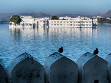 Göl Sarayı, Hindistan 'ın Udaipur kentindeki Pichola Gölü' nün ortasındaki küçük bir adada yer almaktadır..