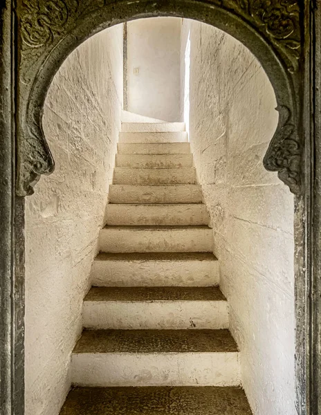 楼梯上的一系列台阶通向楼梯平台 门的形状像锁孔 灯光透入楼梯平台 — 图库照片