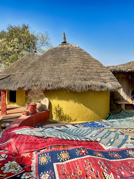 在Salawas镇靠近Jodhpur的地方 有一幢圆形的小房子 屋顶上有茅草 是毛毯织工的小作坊 — 图库照片