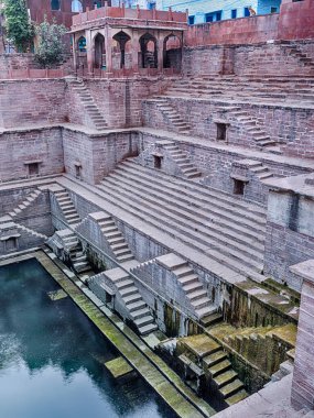 Jodhpur 'un bir duvarı (Toorji Ka Jhalra Bavdi) köşede küçük bir restoran gösteriyor..