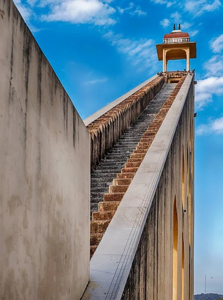 Hosszú Lépcső Vezet Nagy Napóra Tetejére Jantar Mantar Történelmi Csillagvizsgálójában — Stock Fotó