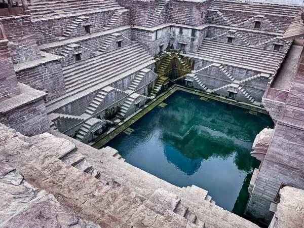 Jodhpur的Toorji Jhalra Bavdi台阶很好地展示了通往井下水的复杂台阶模式 — 图库照片