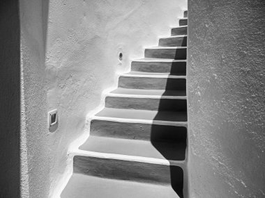 Santorini adasındaki Imerivogli kasabasında gün ışığında bir açık merdiven çizilmiştir..