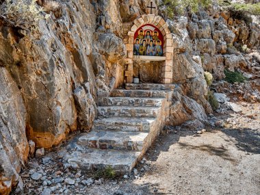 Küçük adımlar, Girit 'teki Gouverneto Manastırı' na giden yolda küçük bir Yunan Ortodoks şapeline gidiyor..