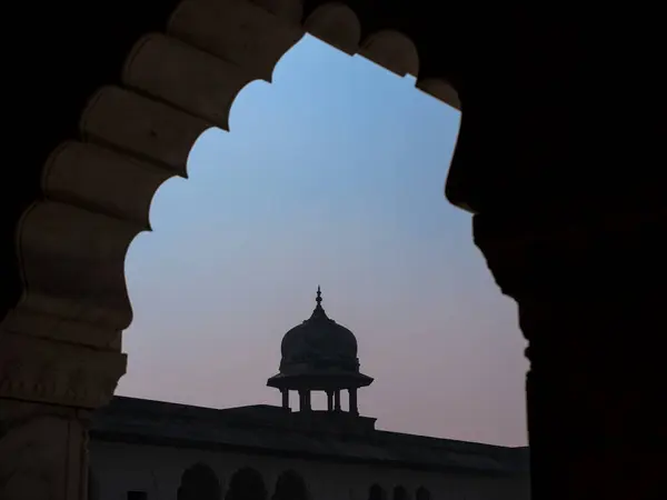 Mała Kopuła Stylu Architektury Mughal Można Zaobserwować Późnym Popołudniem Przez — Zdjęcie stockowe