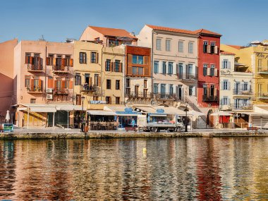 Chania 'da sabahın erken saatlerinde kamyonlar limanın yanındaki rıhtımdaki restoranlara ikmal yapmak için geldiklerinde sessiz olurlar..