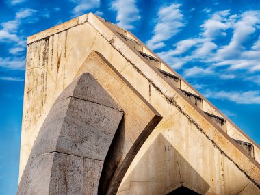 Jantar Mantar Gözlemevi 'ndeki birçok astronomik enstrüman zirveye çıkan adımlara sahiptir..