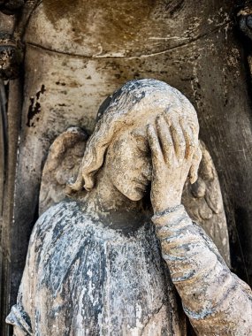 Paris 'teki Pere Lachaise Mezarlığı' nda bir melek umutsuzluğa kapıldı..