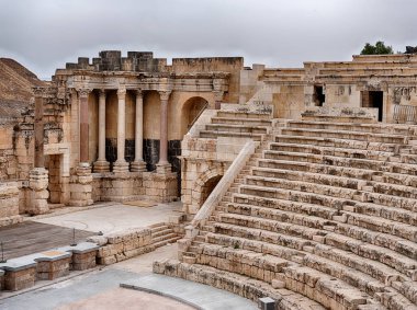 Antik Roma tiyatrosu Scythopolis 'in bir bölümü oturma alanını ve sahnenin arkasındaki sütunları gösteriyor.. 