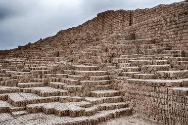 Huaca Pucllana Piramidi, Lima 'da gökyüzüne yükselen kerpiç tuğlalarından oluşan katmanlarla inşa edilmiştir..