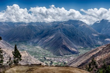 Güneşli bir günde Urubamba Nehri Vadisi ve And Dağları manzarası.