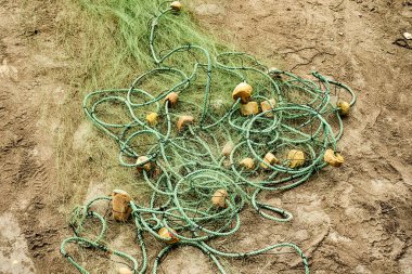 Balık ağları ve şamandıralar Lima, Peru 'daki Chorillos balık pazarının yakınındaki bir plajda birbirine dolanmış..