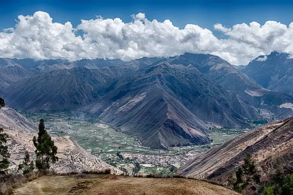 Güneşli bir günde Urubamba Nehri Vadisi ve And Dağları manzarası.