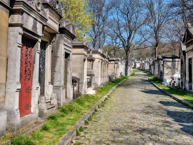 Kırmızı bir kapı Paris 'teki Pere Lachaise Mezarlığı' nın mahzenlerinden birinin girişini gösteriyor..