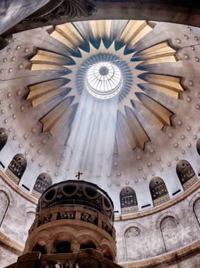 Kubbe 'den gelen Tanrı ışınları doğrudan Kudüs' teki Kutsal Mezar Kilisesi 'nin ana rotundasının merkezindeki Aedicule türbesine ışınlanıyor..