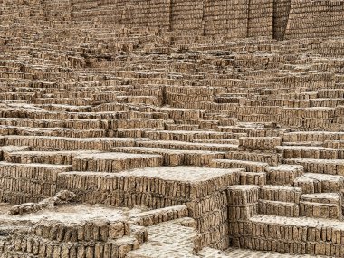 Lima, Peru 'daki eski Huaca Pucllana piramidini yapmak için kerpiç tuğla katmanları bir araya toplandı..