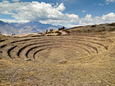 Eş merkezli daireler, Peru 'daki Andes Dağları' nda Moray yakınlarındaki antik bir İnka çiftliğinde derin bir depresyon oluşturur..