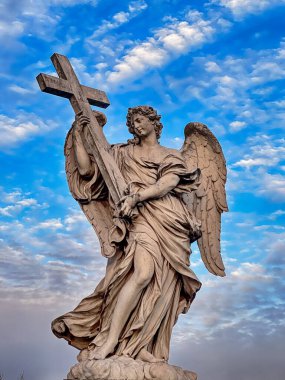 Roma, İtalya 'da Ponte di Vittorio Emanuele' de haç taşıyan bir melek heykeli..