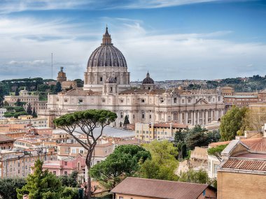 Aziz Peter Bazilikası Roma 'daki Vatikan Şehri yerleşim bölgesinin siluetine hakim..