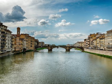 Öğleden sonra Arno Nehri manzarası Floransa 'daki Ponte Vecchio köprüsünün aşağısına bakıyor..