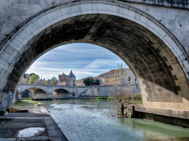 Ponte Vittoria Emanuele köprüsünün altındaki sette Tiber Nehri ve Vatikan Şehri manzarası.