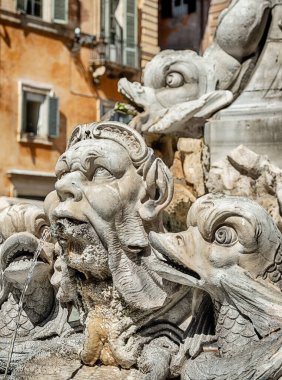 Roma 'daki Fontana del Pantheon' daki fıskiyede insanlar ve balıklardan gelen su var..