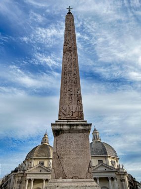 Mısır dikilitaşı ve iki kilise kubbesi Roma 'daki Piazza del Popolo' nun simgeleridir..