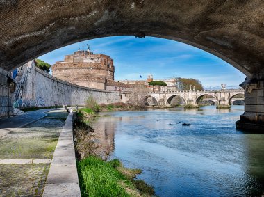 Roma 'daki Tiber Nehri boyunca setten ve güverteden Saint Angelo Kalesi manzarası..