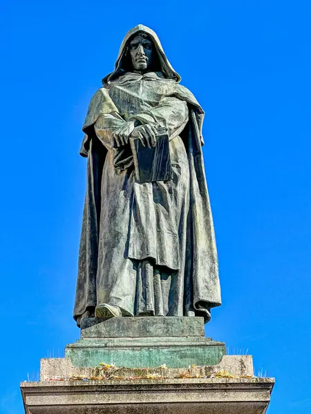 Kozmolojik teorileriyle tanınan Katolik kafir Giordano Bruno 'nun yıpranmış bronz heykeli Roma' daki Campo de Fiori 'nin merkezinde duruyor..