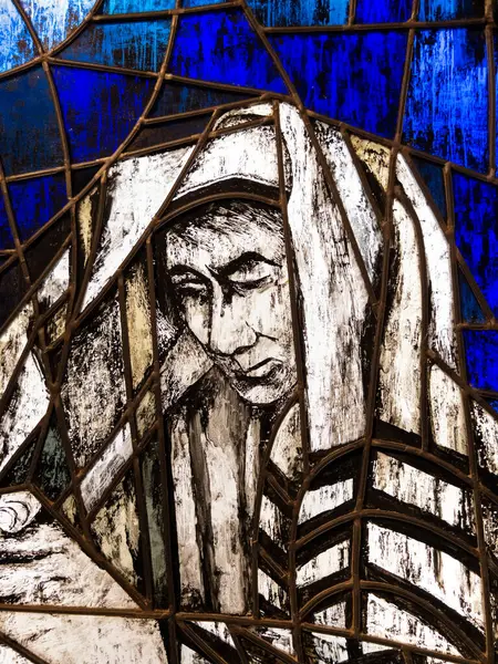 罗马一座犹太教堂的彩色玻璃窗上 可以看到一个披着传统祈祷披巾的礼拜者 图库照片