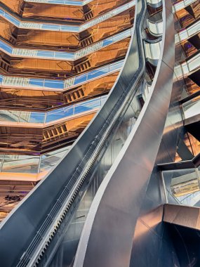 NEW YORK, NEW YORK - 12, 2023: Eğri asansör, Thomas Heatherwick tarafından New York 'taki Hudson Yards' ın geliştirilmesinde tasarlanan, gemi yapısının içinden yukarı doğru çalışır..