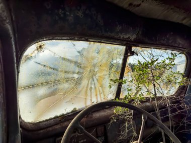 Eski, terk edilmiş bir kamyonun camında kırılan ön camın görüntüsü..