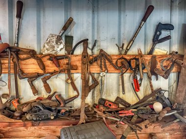 Washington 'da Wallowa Körfezi' ndeki bir istiridye çiftliğinde, teknenin içindeki tezgahta paslı aletler var..