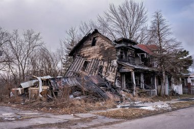 Detroit 'in Highland Park mahallesindeki yanmış bir ev kendi kendine yıkılıyor..