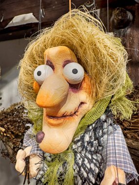 Uzun burunlu, şaşı gözlü ve büyük çeneli bir Çek kuklası, Çek halk sanatının tipik bir karikatürüdür..