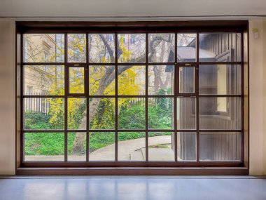 Prag 'daki tarihi bir fotoğraf stüdyosunun bahçesine ve avlusuna geniş bir cam pencere açılır..