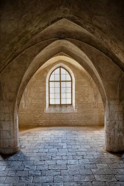 Çekçe 'nin Kutna Hora kasabasındaki Corpus Christi Şapeli' nin mahzenlerini aydınlatmak için pencere ışığı içeri giriyor..