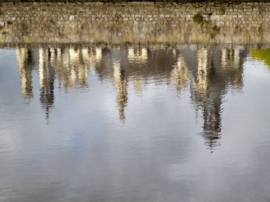 Chambord Şatosu 'nu çevreleyen hendekteki dalgalanmalar Loire Vadisi' nin tarihi simgesinin izlenimci bir manzarasına yol açar..