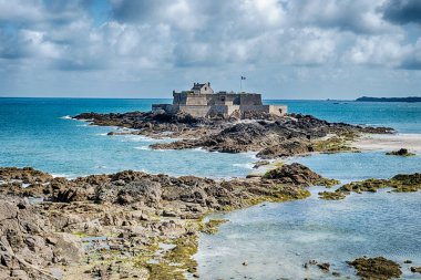 Fransa 'nın Brittany kentindeki Saint Malo limanının hemen dışındaki küçük bir adada bir kale bulunmaktadır..
