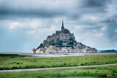 Mont Saint-Michel manastırı Fransa 'nın Normandiya kentindeki Couesnon Nehri' nin gelgit halklarının üzerinde kayalık bir çıkıntı üzerinde yer almaktadır..