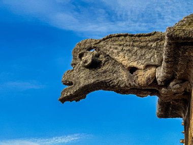 Canavarlardan biri Sevilla, İspanya 'daki St. Mary Katedrali' nin ön cephesinde kanatlı bir ejderha şekline bürünür..