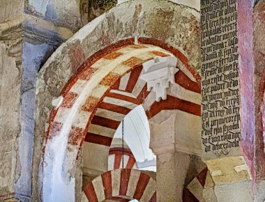 Cordoba 'daki Mezquita' nın çatısının bir bölümü eski İslami kemerlerle Katolik etkisindeki Latin metnin bir kısmıyla çelişiyor..
