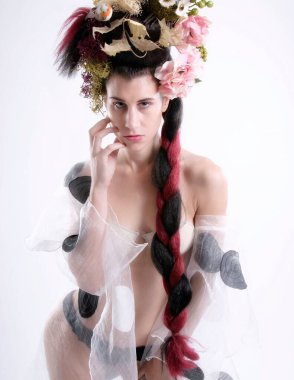 Moda ve güzellik modeli stüdyo ortamında