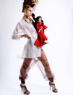 Moda ve güzellik modeli stüdyo ortamında