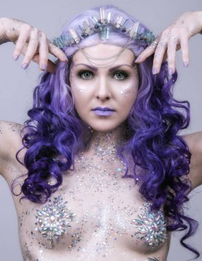 Yaratıcı makyajlı ve gümüş saçlı güzel bir kadın..