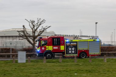 Londra, İngiltere - 4 Mart 2023: Londra 'nın mavi ışıklardaki itfaiye aracı acil bir duruma yanıt veriyor.