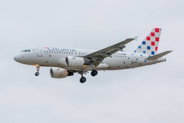 Londra, İngiltere - 4 Mart 2023: Airbus A319 Hırvatistan Havayolları Londra Heathrow havaalanına yaklaşıyor.